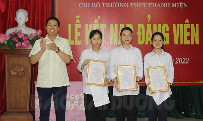 Thanh Miện kết nạp Đảng cho 16 học sinh 